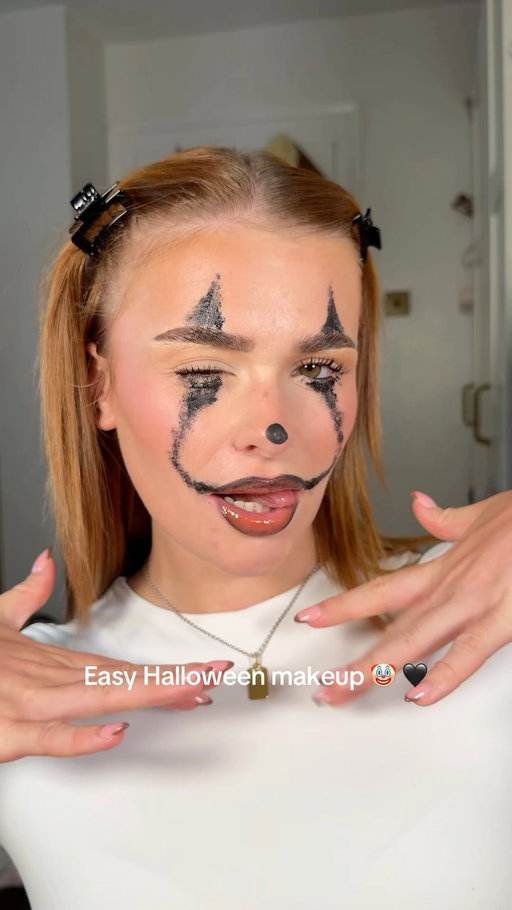 Easy Halloween makeup - clown 🤡🖤
•
@nyxcosmetics_uk liner,gloss @makeuprevolution mascara @colourpopcosmetics liner 
•
#makeup #creativemakeup #halloweenmakeup #easyhalloweenmakeup #clownmakeup