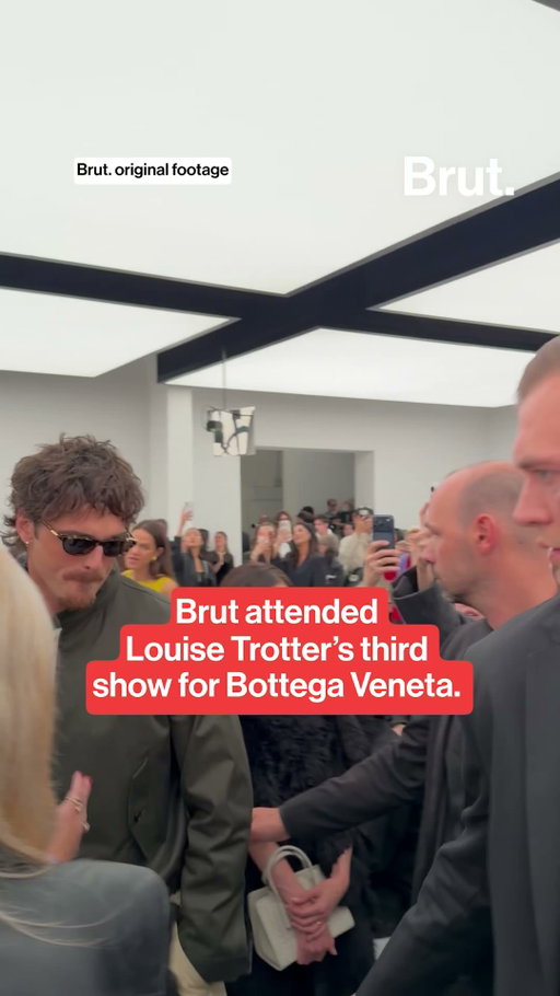 Brut. journalist Guillaume Macé (@ghcmacer) was on the ground for Bottega Veneta’s Milan Fashion Week show. The Spring/Summer 2027 collection paired the house’s signature Intrecciato weave with crochet, fringe and airy fabrics, exploring the transition between seasons. It marked Louise Trotter’s third collection as creative director, continuing the British designer’s focus on craftsmanship with a lighter touch.

#BottegaVeneta #MilanFashionWeek #Brut