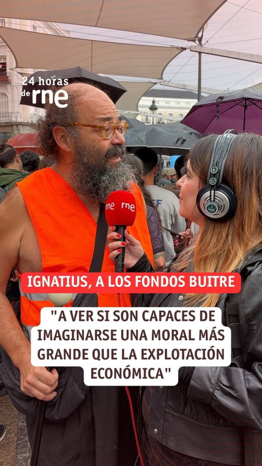 Ignatius Farray, cómico y escritor,  ha pasado por los micrófonos del programa especial ‘24 Horas de RNE’ que Lara Hemoso ha realizado desde la Puerta del Sol. Farray ha estallado contra los fondos buitre: “A ver si son capaces de imaginarse una moral más grande que simplemente la explotación económica”. Cientos de madrileños acampan en este enclave en contra del desahucio de Mari Carmen. Junto a ellos,  el cómico Ignatius Farray, quien ha calificado de “orgullo y alegría” la acampada organizada por el Sindicato de Inquilinas.

#noticias #rneaudio #radio5 #maricarmen #desahucio