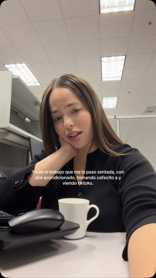si mi jefe ve esto es solo contenido #latinacontentcreator #corporatelife #lifestylecontent #contenido #oficina