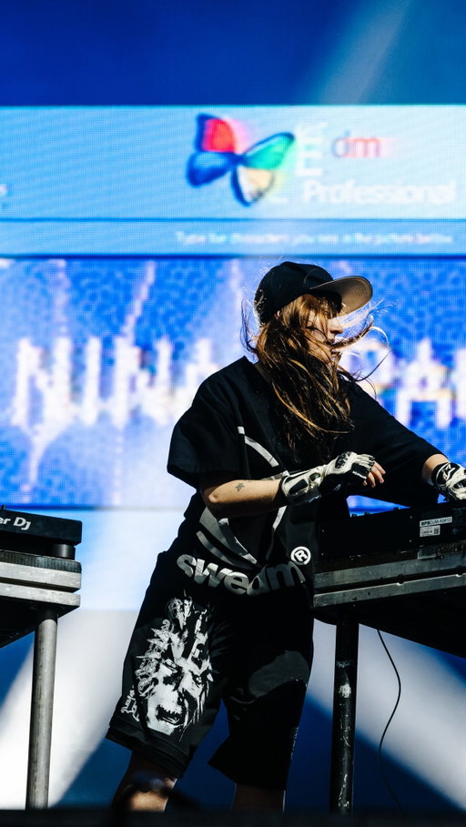 Computer looking kinda sexy suddenly @ninajirachi