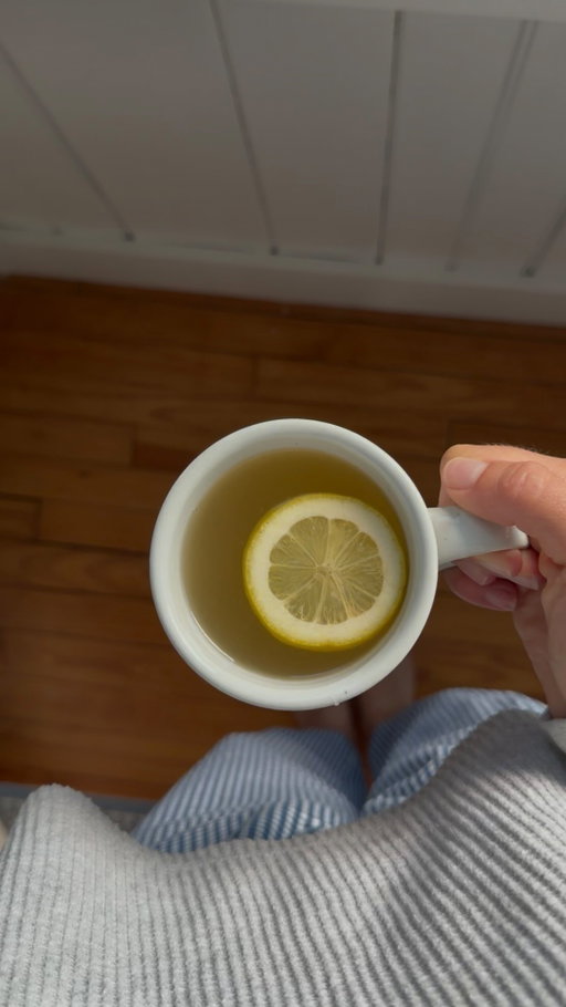 #TherafluPartner #Ad volume up for a rare tea with teenie college origins story, it makes sense that even my medicine is in the form of a hot liquid 🍋🍯 @therafluus
