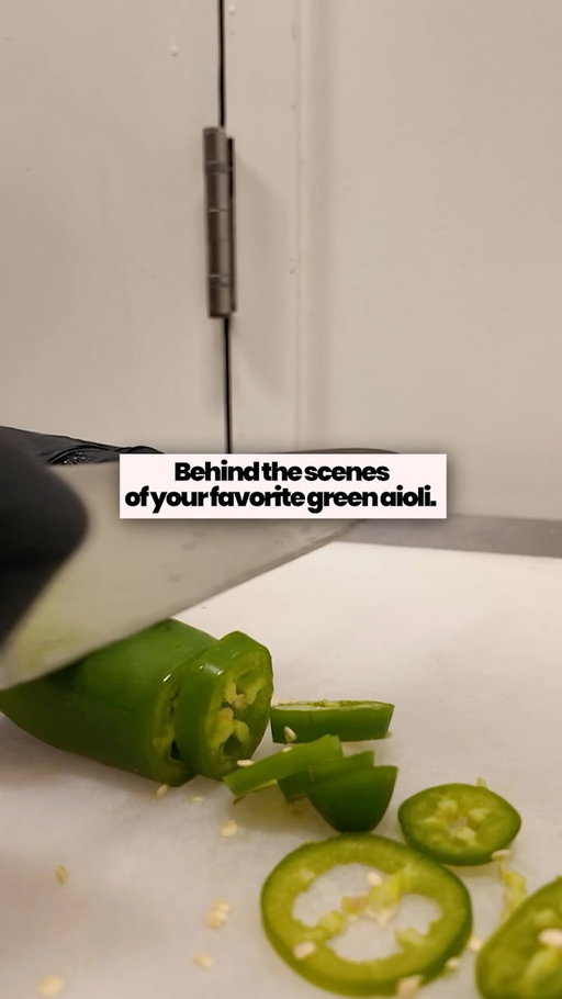 Crafting our signature Jalapeño Herb Aioli in small batches right in our kitchen ensures maximum freshness and vibrant flavor every single day. ✨

Watching it get whipped up and poured straight onto hot, crispy chicken will make your mouth water instantly. 🍗

📍 Locations: 1021 N Pennsylvania St, Indianapolis, IN 46204

Build your order directly via bowlsofrice.com. ⚡️#bowlsofrice #bowlsofriceindianapolis #pennsylvaniastreets #indianapolisfoodspot #northpensylvania