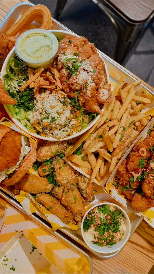 📍Starbird Chicken (4755 Fauntleroy Wy SW Ste 150, Seattle, WA 98116)

✨Grand opening Monday, Sept 28th! Make sure you stop by😎

My order:
- Cali gold bbq bacon sandwich
- Nashville hot bird sandwich 
- Elote chop salad 
- Classic tenders
- Wings (lemon pepper and garlic parm)
- Star box
- Sweet Thai glazed tender box 
- Elote street corn 
- Churros

#friedchicken #chickentenders #chickensandwhich #starbird #seattlewashington