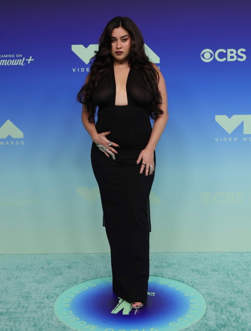 Did what had to be done at the @vmas 🦋 it is always such an honor to be in the midst of so much beauty & talent. Last night was a mooooovie! Thank you to my amazing team and to yall for making me go viral talking about my weight yet again lmfao. STREAM MY MUSIC HOE #EverybodysOnDrugs is out now🦋