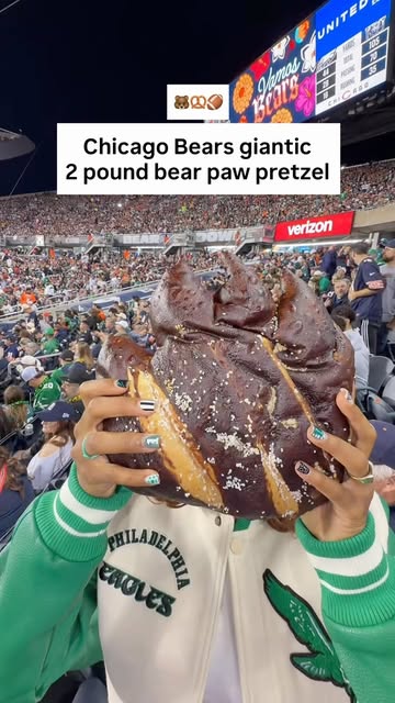 Enjoying my bear paw at soldier field to distract from the Eagles foolishness 

 #symonewiththesports #chicagobears #soldierfield #stadiumfood #stadiumeats