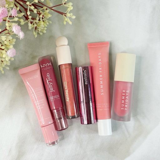Spring is here and so are my fave spring shades 🌸
I just wanted to share a few lippies I’ve been loving now that the weather is warmer!

In order of swatches; top to bottom:
🌸 @summerfridays Dream Lip Oil in Pink Cloud
🌸 @summerfridays Lip Butter Balm in Pink Sugar
🌸 @australiscosmetics Longwear Lipstick in Rosé All Day*
🌸 @rarebeauty Lip Gloss in Beam
🌸 @nyxcosmetics_aunz Jelly Job in Jelly Blushin’
🌸 @laneige_anz Glaze Craze Lip Serum in Strawberry Sprinkles

Spot any faves? What are your fave lip products to wear in spring? 
.
.
.
Items marked with * were provided for consideration but no obligation to include in this post
#discoverunder20k #makeupcommunity #makeupflatlay #makeupswatches #aussiebeautyblogger