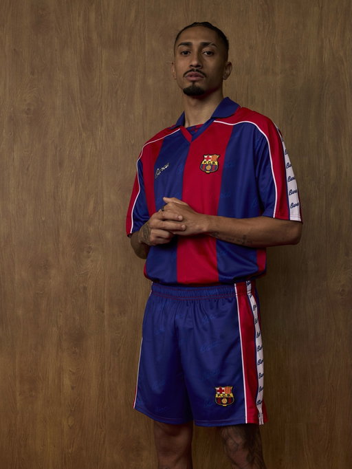 La història es porta ✨

Nova col·lecció retro 1992/95 ja disponible a les Barça Botiga! 👕