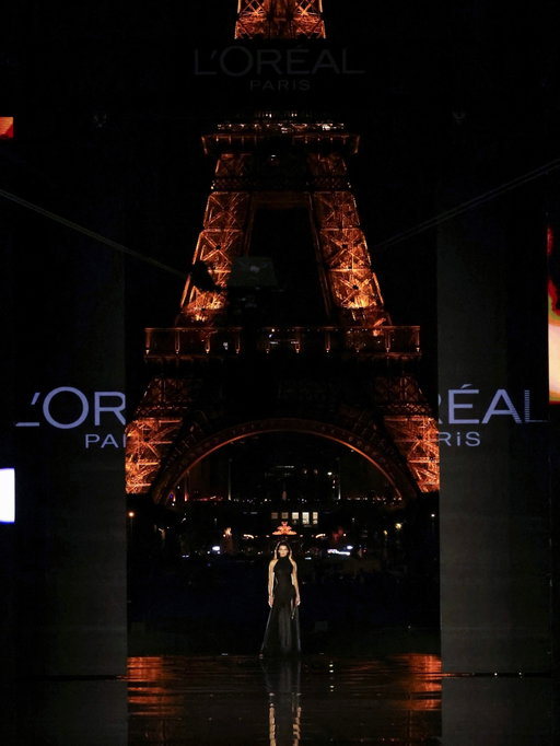 Not just a walk, a moment. @kendalljenner opens Le Défilé 2026 in Paris with the Eiffel Tower as her backdrop, wearing a custom @muglerofficial gown by Creative Director Miguel Castro Freitas @miguelcastrofreitas.

With poise and grace in every step, she proves the best way to Express Your Worth is your way.

#LOrealParis #LeDefileLOrealParis #WalkYourWorth #WorthIt