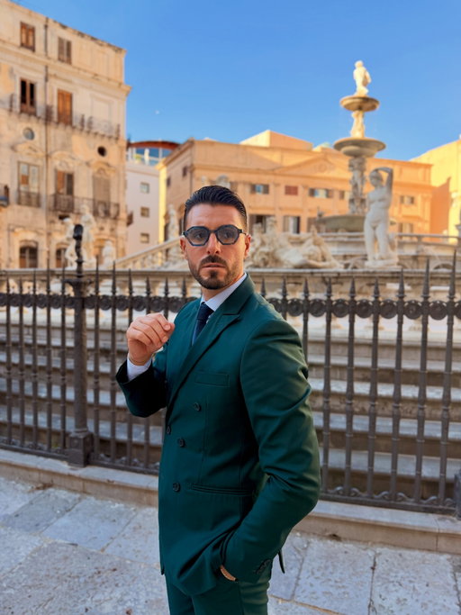 L’innovazione di @anticaocchialeria 🕶️ che si abbina all’eleganza senza tempo di @hockerty_official