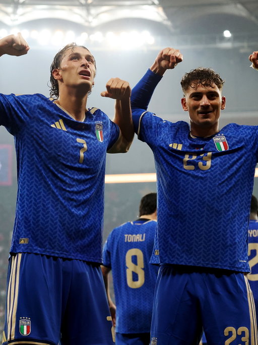 Pio and Sebastiano Esposito just restored the feeling. You are looking at the first brothers to start a match for Italy since 1915. Storico. There must be something in the ragù because that’s now three Esposito bros who’ve represented Gli Azzurri at senior level. Everyone wants a pizza that family pedigree. Folded Turkey like a calzone last night in their 4-1 Nations League dub. Playing football with your mates at pro level is the stuff dreams are made of, but balling out on the international stage with your sibling? Colossal. It’s no secret Italy have been in an interesting place for some time now. But sometimes you have to look to the past to find your way forward. And over a century later, the Espositos are reupping the importance of keeping it in the family. Forza brotherhood.
