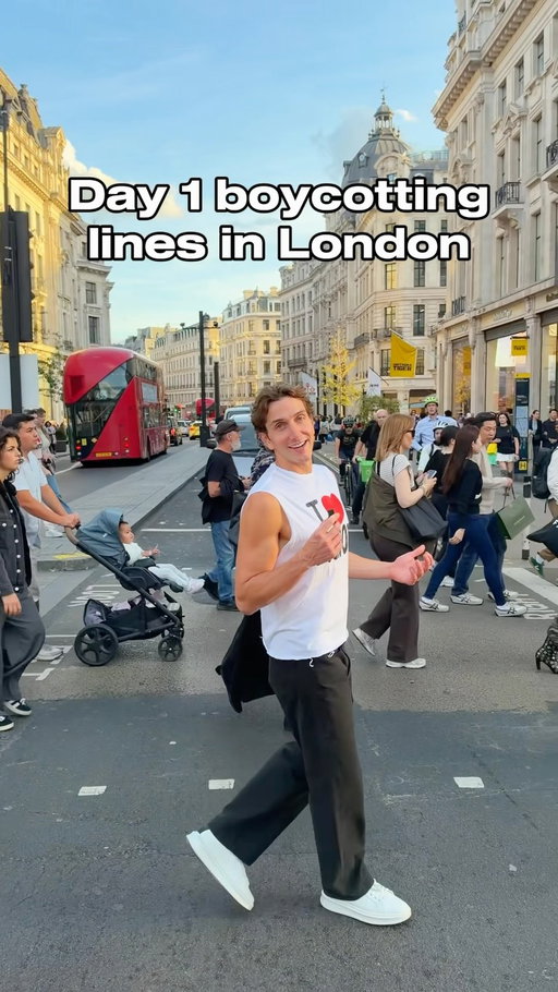 Day 1 Boycotting Queues In London and only eating at restaurants with NO QUEUES 💂‍♀️

Turns out the line epidemic made its way across the pond.. but have no fear if you are in London or visiting soon, I have 2 incredible family owned businesses you can add to your list: 

🍔 @wholebeast 
🍗 @fishwingstings 

Shoutout to my friend @topjaw for showing me these incredible spots. 

The last line of this video is the truth.. if we start queues here.. it’s bath time.