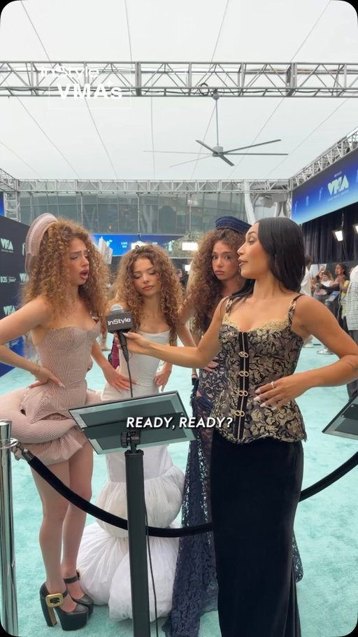 What’s better than one baddie? THREE absolute baddies. The #KalogerasSisters looked divine on the #VMAs2026 carpet AND gave us the cutest sisterhood moment. 🫶