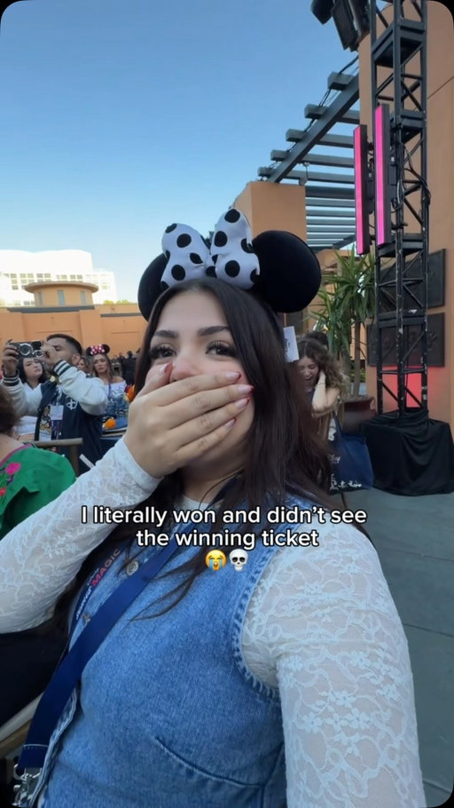 MI GENTE LATINO 😭😂 
#disneysomosmagic