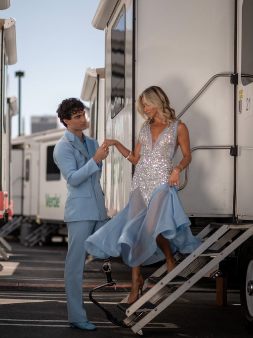 Just the two of us taking on Yacht Rock 💎

Vote by texting EZRA 10 times to 21523 and vote up to 10 times online! LINK IN BIO