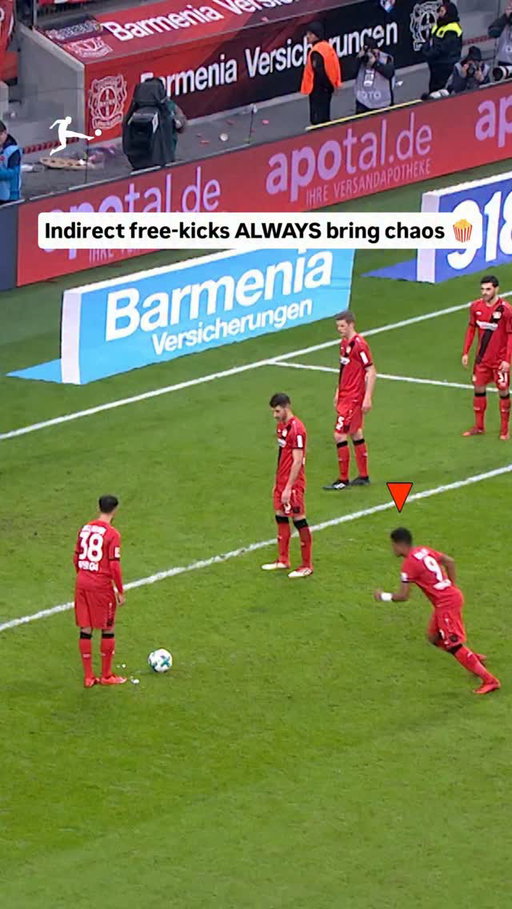 A free-kick from this close 🤏 what could possibly go wrong? 😅🍿

#Bundesliga