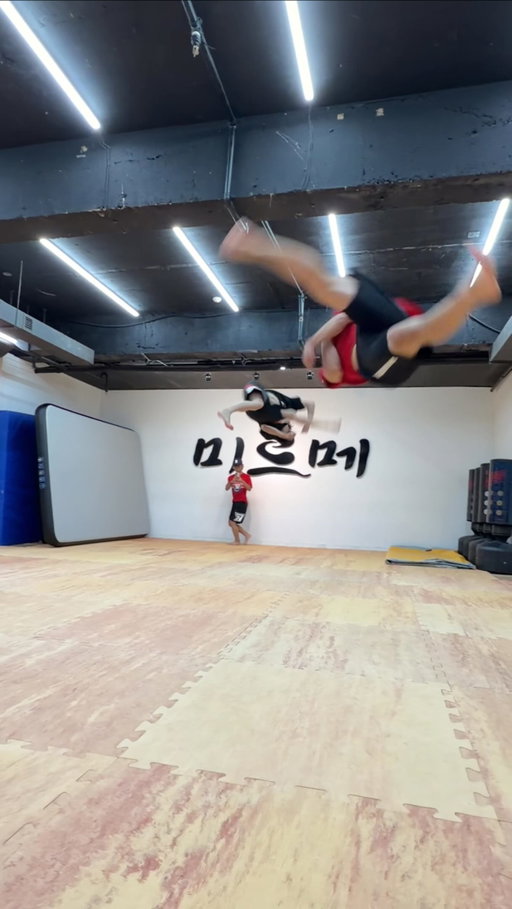 Crazy sync at the Mecca of kick!🔥
@mirme_official