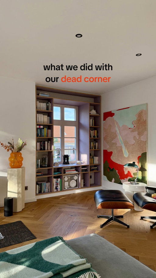 The Togo had to go. That corner by the window was always kind of dead, now it’s our favorite spot 📚

We had the idea of wrapping a bookshelf around the window and Patrick made it happen, just like the wardrobe in our bedroom. Thanks @dein.tischler , you nailed it again 🙌 (self-paid for transparency)

For the material nerds: multiplex plywood with linoleum and oak edging, slightly chamfered, finely sanded, oiled.

Team Togo or team bookshelf? 👇

#builtinshelves #leipzig #altbau #beforeandafter
