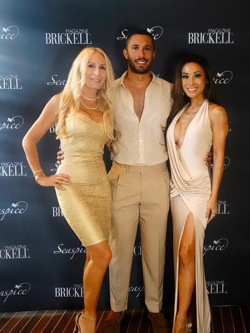 ✨️Miami Nights✨️

Such a fun time last night celebrating  @brickellmag most stylish edition with my beautiful friend @yadamighty on the cover!

#miaminights #brickellmagazine #friendslikefamily #goldenhour #swipeleft⬅️