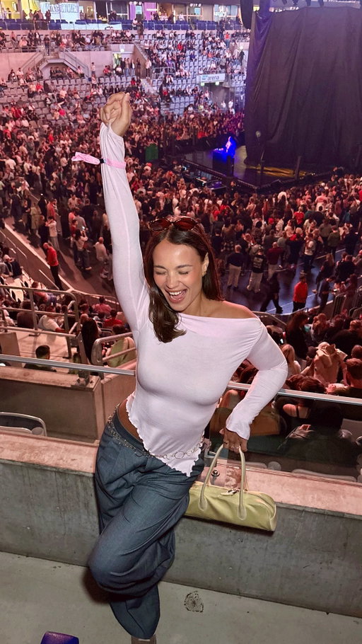 Looks like a pretty perfect concert experience 👀✨

Genieße als Platinum Card Inhaber:in die beste Sicht auf deine:n Lieblingskünstler:in oder das nächste Sportevent in einem der exklusiven VIP-Seats in der @sap_arena direkt über Block 207!

Auch rund um das Event erwarten dich besondere Services und tolle Extras für eine unvergessliche Experience – von der Ankunft bis zum letzten Moment.

Und damit nicht genug: Als Platinum Card Inhaber:in genießt du noch viele weitere tolle Extras in Deutschlands größten Arenen! Eine Übersicht darüber, welche Vorteile in welchen Arenen verfügbar sind, findest du in der Amex Experiences App – den Link dazu gibt’s in unserer Story 🚀💫

Auf welches Konzert freust du dich dieses Jahr noch am meisten?

Es gelten Bedingungen.