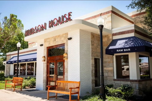 Hudson House adds two more Houston-area locations. 🍸

Vandelay Companies is expanding its East Coast-inspired neighborhood restaurant into Katy and Memorial City. The Katy location, at 2643 Commercial Center at LaCenterra, is slated to open in early 2027, followed by Memorial City in spring or summer 2027 at 1085 Gessner.

Both restaurants feature seafood, a raw bar, sushi, signature cocktails and classic American favorites. The design includes leather booths, a wraparound bar, a sit-down raw bar and an outdoor patio.

📍 @TheHudsonHouse
✍️🏽 @MadmanMario