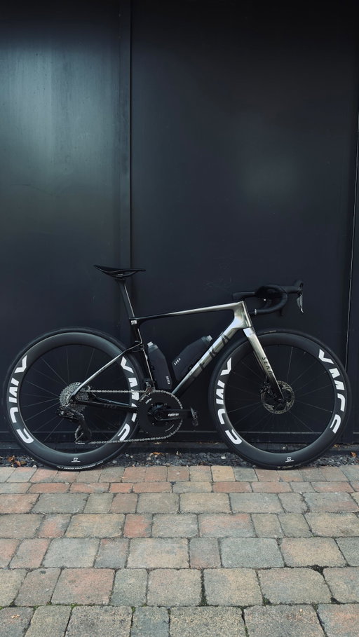 Gaining aero > gaining weight 👀 Got the @sekabikes Exaero Mag aero bottles recently! They tested them 5w faster in the wind tunnel but this was not on the Spear frame, however, it’s probably not far off for it too. 

Coming as a set of downtube and seat tube specific bottles- they look clean and the @fidlockbike system is pretty nice. The penalty- about 150g heavier system weight compared to my previous Ahyka aero bottles and cages. Price is reasonable IMO- £75 for both and the fidlock mounts.
-
-
#fidlock #aerobottle #sekabikes #aerobike