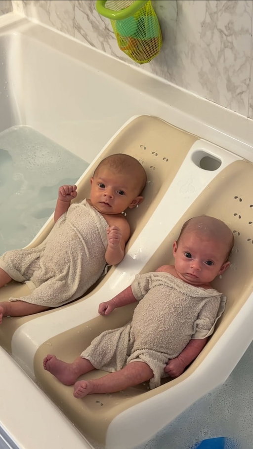 Operation: Bath time 💪🏽🫧 Reggie with the twins is soooo friggin cute 😭