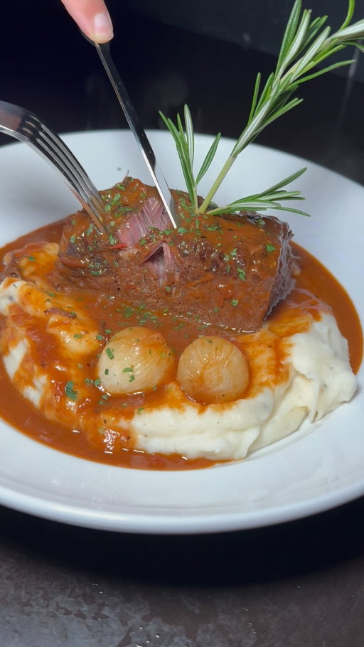 Hey Cousins! 

My favorite comfort #food is this #shortribs and mash potatoes from @revelgardencity in #gardencity #longisland if you’re a meat lover #longislandfoodie then you will be obsessed with this meal 😋🥩🥔