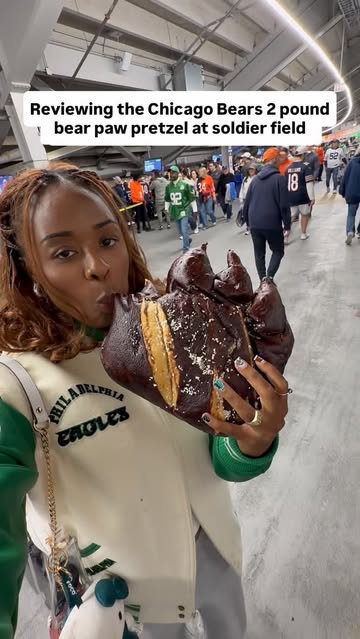 The bear paw pretzel did come with cheese and mustard btw but I like mine plain! 😋

#symonewiththesports #chicagobears #soldierfield #beardown #stadiumfood