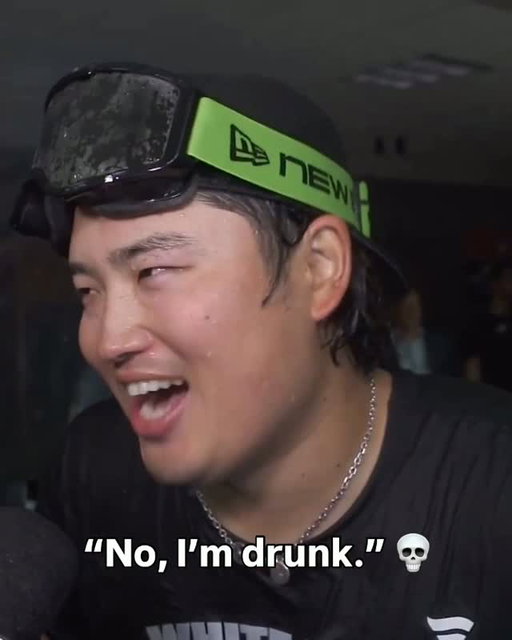 Munetaka Murakami’s AL Wild Card postgame celebration interview is amazing 🤣 (via @chsn)

#mlb #baseball #munetakamurakami  #whitesox