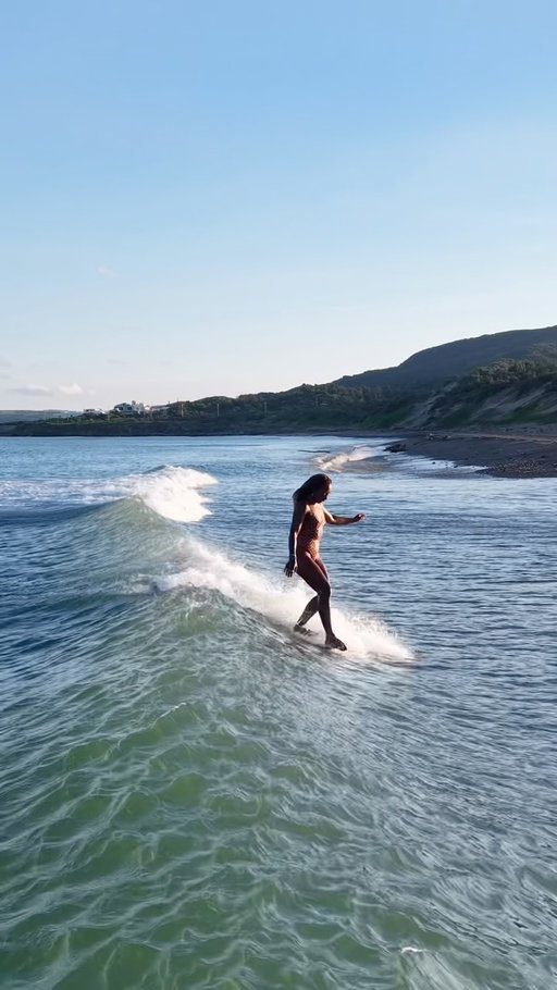 Enjoying my first time in Taiwan 🇹🇼 with some perfect little baby waves 🌊 @asiansurfco 
.
.
🎥: @waves_point_1220 
Riding: @pineapplesurfboardstaiwan 
.
.
#taiwan #surfergirlstyle #hangten #representation #surfvideo