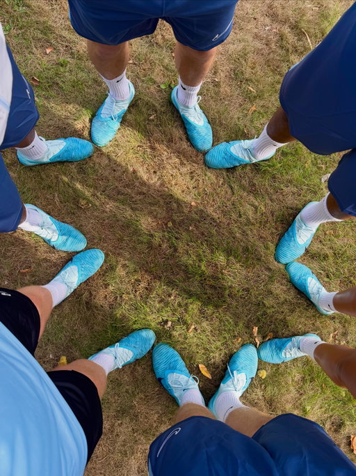 Erling Haaland’s NEW Phantom 6 boots 🩵❄️
-
In a striking ocean blue colourway, the heel changes colour and the boots represent Haaland’s flow of the game, what do you think of these from Nike Football!? 😮‍💨
-
#haaland #nikefootball #phantom6 #footballboots #erlinghaaland