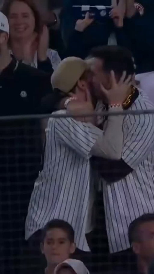 Love was in the air during the Yankees’ Wild Card game. 💞😂

(🎥: NBC Sports)