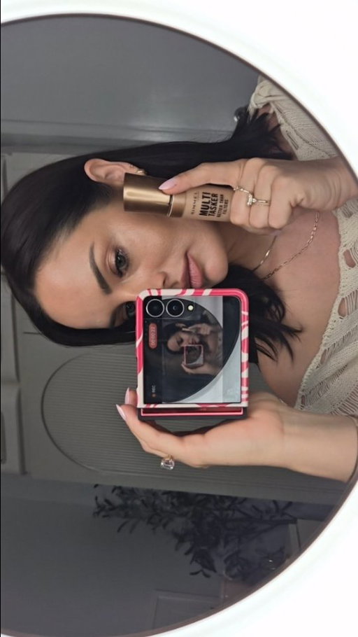This is the Multi-Tasker Better than Filters from @Rimmellondon & it’s doing so much heavy lifting in my makeup routine rn! #AD A 3-in-1 Primer, Highlighter & Glow Booster. So dreamy whether I wear it on its own, as a primer, mixed in with foundation or as a highlighter on top! Then a bit of brow gel, mascara and some of the new Cream Crush Luminous Matte Bronzer completes my glowy, sunkissed look! Love that #RimmelLondon products are available at pharmacies Australia wide, as well as online <3