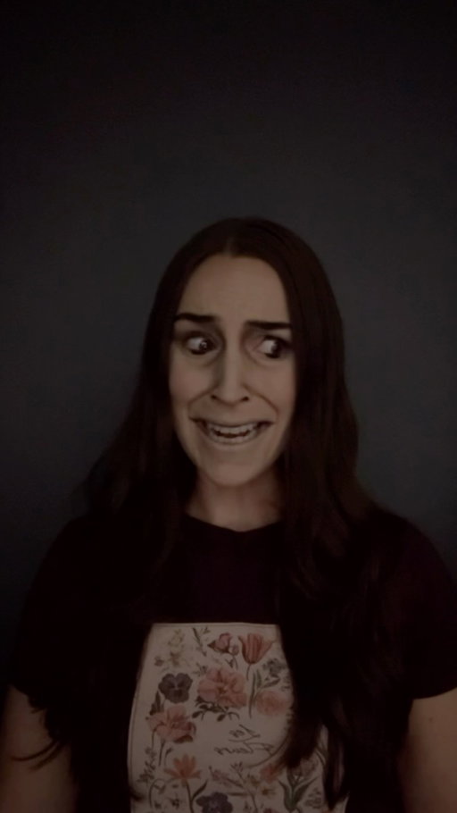 1er octobre oblige…. 🎃👻 c’est la saison Halloween qui commence ! Avez-vous vu le film #Obsession ? Perso j’ai trop la trouille de le regarder mais apparement c’est bon 🤣

FYI : le maquilleur a créé un look d’exagération des traits pour que dans une scène dans le noir l’actrice soit pas complètement reconnaissable et un peu épeurante..! C’est un maquillage d’Halloween vraiment facile, mais il faut être dans le noir pour que ça marche 😁🤌🏻✨