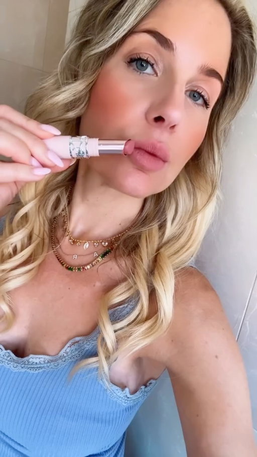 ✨🖤 YSL BEAUTY 🖤✨ let’s get some shine on…with the one and only @yslbeauty !!! What a dream it is to receive PR from one of my favourite and iconic Brands of all time. 
A little late to posting, but they sent a little makeup pouch with the range of shade 44 Nude Lalavallee. The perfect Mauve Pink - you just have to have it, I mean it. 
Everything from blush, to lip balm, to lip shine, to lip-sheer to lipgloss.
.
.
.
Merci Beaucoup, Thank you 😘❤️ @yslbeauty & @loreal.canada 
.
#yslbeauté #yslbeauty #yslbeautypartner