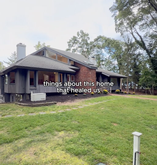 We're now obsessed with windows in unexpected places 😌

🔗 Link in bio
🤝 Listing c/o: @bonnieglennhomesli, Daniel Gale, Sotheby's International Realty

#Zillowing #HouseHunting #HouseTour