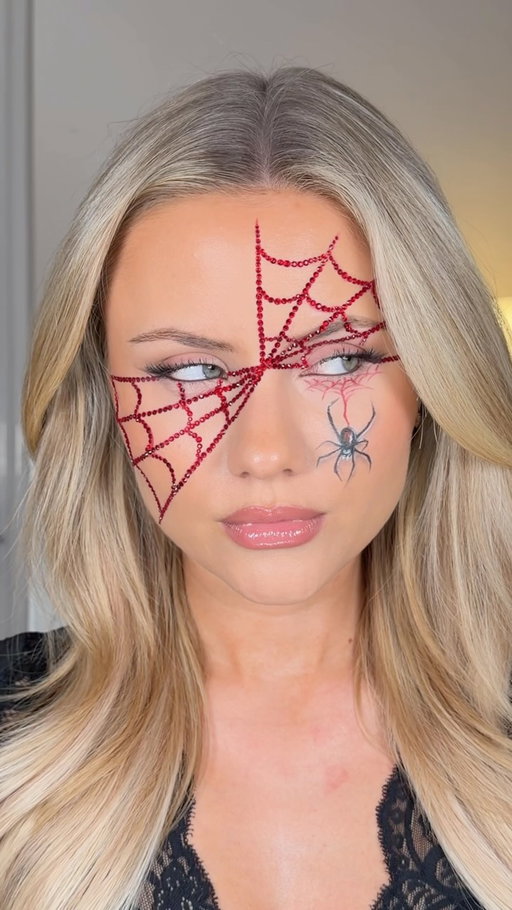 first halloween look of the season!! the powder look is so handy for straight lines 🕷️🩸 #halloweenmakeup #halloweenlook #spookyseason
