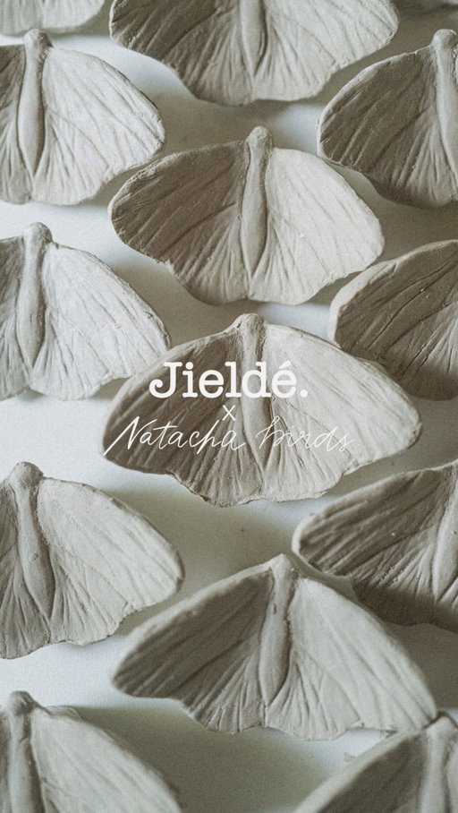 Natacha Birds x Jieldé “Papillons de nuit” 🌙

Les papillons de nuit ont cette drôle d’habitude : dès que la lumière s’allume, ils s’en approchent.

C’est de cette image qu’est née Papillons de nuit, notre collaboration avec l’artiste céramiste Natacha Birds.

Pour l’occasion, Natacha a imaginé un véritable bijou de lampe : un papillon en céramique aimanté, façonné à la main, qui vient se poser librement sur le métal des lampes Jieldé.

Deux matières, deux savoir-faire, deux univers attirés l’un par l’autre : la céramique modelée par Natacha et le métal travaillé dans notre atelier de Saint-Priest.

Une Jieldé reste une Jieldé, un papillon est simplement venu s’y poser à la nuit tombée.

🌙 Papillons de nuit @natachabirds x Jieldé

Lancement des précommandes très prochainement sur jielde.com.

PS : Un bijou de lampe unique, des couleurs inédites et un modèle que vous connaissez bien 🤫 On garde encore quelques détails pour la suite.
