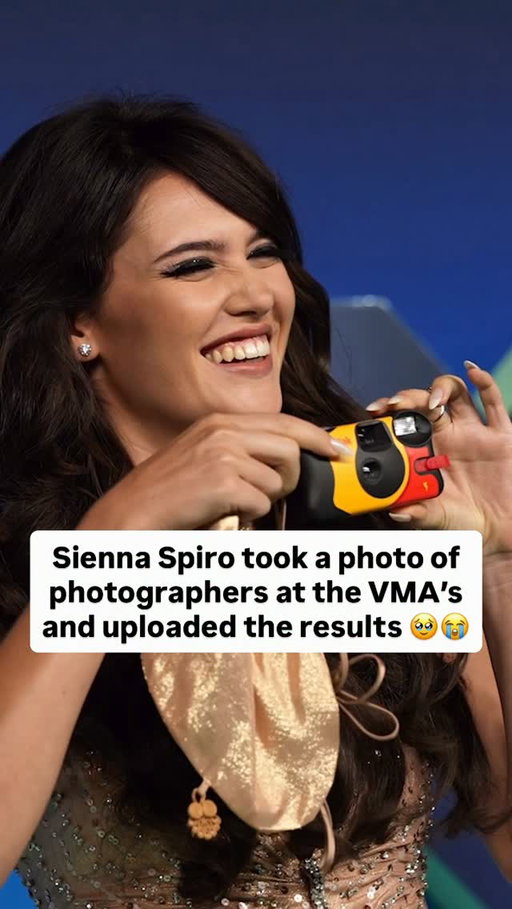 Sienna Spiro created a beautifully genuine moment during her first-ever walk on the 2026 MTV VMAs red carpet. ❤️📸

Surrounded by flashing high-end cameras, she charmingly turned the tables by pulling out a simple disposable Kodak camera to photograph the paparazzi right back. The press pit happily posed for her, and she later shared the warm, unedited film scans online to give fans an intimate, raw look through her own eyes.

This wholesome exchange perfectly captured her down-to-earth spirit, beautifully capping off an unforgettable night where she also took home the award for Best New Artist.