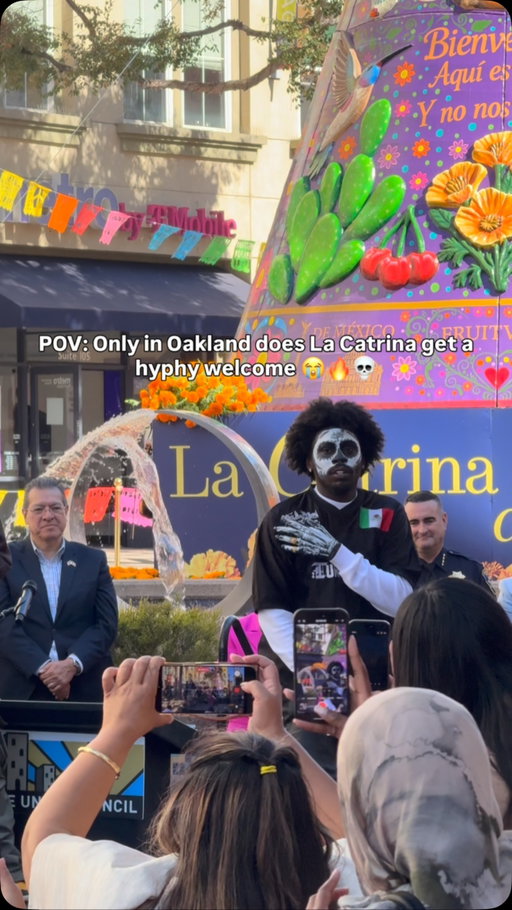 ONLY IN OAKLAND, CALIFORNIA 🌳🔥

La Catrina gets welcomed with TURF DANCING 💀🌹

Mexican culture meets Oakland culture 🇲🇽🌳🔥

This is The Town.

#OaklandCalifornia #Oakland #TurfDancing #LaCatrina #TheTown BayArea DiaDeLosMuertos