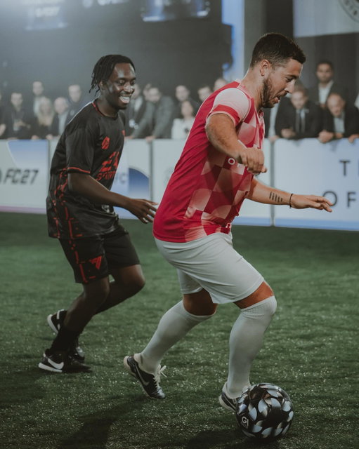 So many years in and moments like this still hit just as hard. 

Sharing a pitch with @hazardeden_10 , putting on a shirt with my name on the back, cracking jokes with @pato and meeting so many football legends! 

The kid who used to dream about all this is still in here, and he had the best day.

None of it happens without you lot. To everyone who has stuck with me all these years: I don’t take it for granted. Forever grateful.

Thank you @efc_football for having me in Copenhagen 🙏
📸 @efc_football