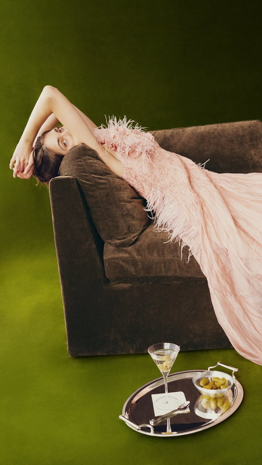 Dressed to chill, starring Aquaforte™ Velvet. 

Rich in color, soft to the touch, and spill-proof for worry-free lounging, Aquaforte™ Velvet makes every night in feel like an occasion. 

Now starring on the Ciello Collection in Aqua, Crumble and Chocolate.
__

Habillé pour relaxer, avec le velours Aquaforte™.

Somptueux, irrésistiblement doux et résistant aux dégâts, le velours Aquaforte™ transforme chaque soirée à la maison en une occasion spéciale. 

Maintenant en vedette sur la collection Ciello, dans les couleurs Aqua, Crumble et Chocolat.