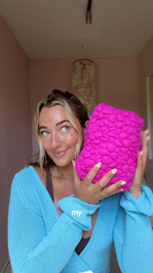 #Ad #TherafluPartner Part time group trip leader, part time mom 💛 Taking girls all over the world means you have to be overprepared. Thankfully, my emergency kit is always stocked, with @therafluus I’ve got everyone (and myself) covered ✈️🤍

Shop now, link in bio. 

#Theraflu #TravelCreator #GroupTravel TravelEssentials TravelTips