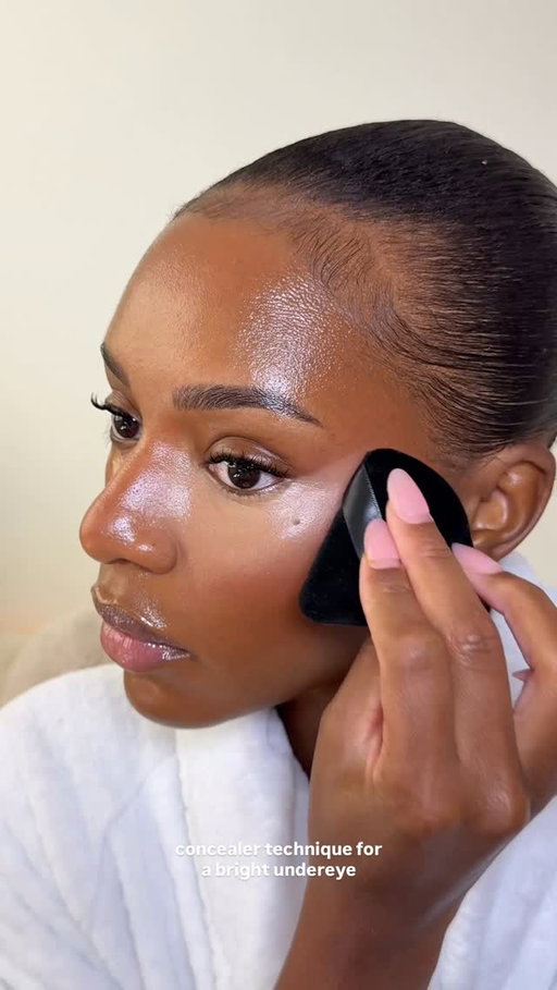 blend my concealer with me 🤍

@toofaced concealer in the shades caramel + vanilla

#concealer #makeup #beauty #reels #explore