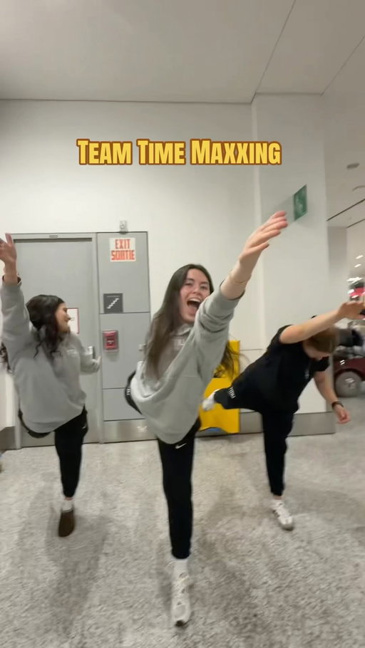 Airport shenanigans!! 😝🛩️👩‍✈️

#BeBold | @tmubold