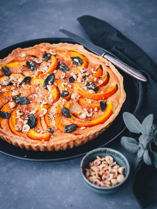 Herbstliche Kürbis-Quiche mit Salbei und Haselnüssen 🍂

Es ist Oktober, her mit dem Kürbis! 🎃😅
Ich hab einen alten und so leckeren Klassiker überarbeitet und will euch das Rezept unbedingt ans Herz legen 👌🏻

Mit super einfach zu verarbeitendem Frischkäse-Mürbeteig, würzigem Eier-Crème-Fraîche-Guss mit Käse und einfachem Trick, wie sich der Kürbis easy schneiden lässt ✌🏻

👉🏻 Antwortet jetzt einfach mit dem Wort
REZEPT 
und ich schicke es euch sofort!