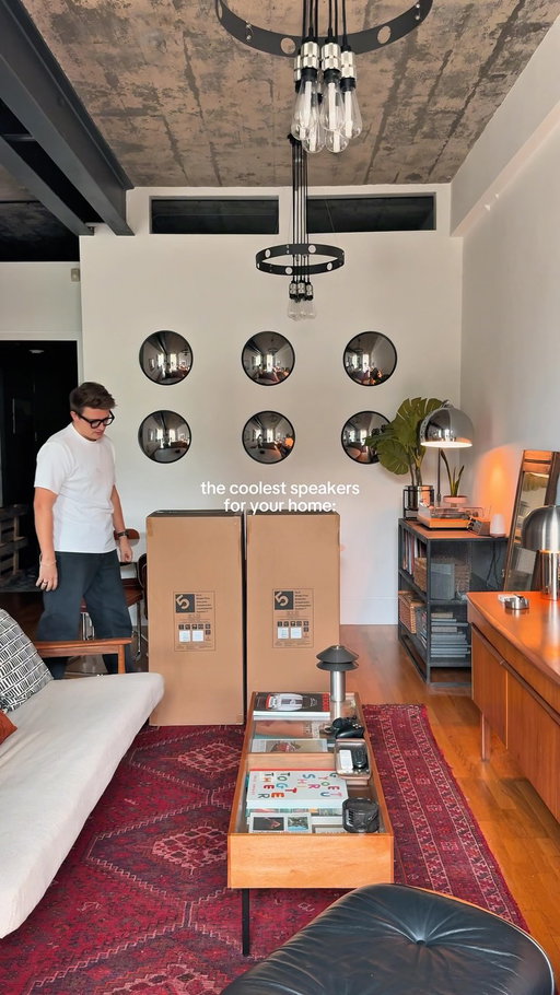 Unboxing the coolest speakers ever from KLH… I’ve been wanting these @klhaudio Model 5’s for years and I’ve finally got some to complete my living room 🏡 🔊

#apartmentaesthetic #interiordesign #midcenturymodern #secondhand #homedecor