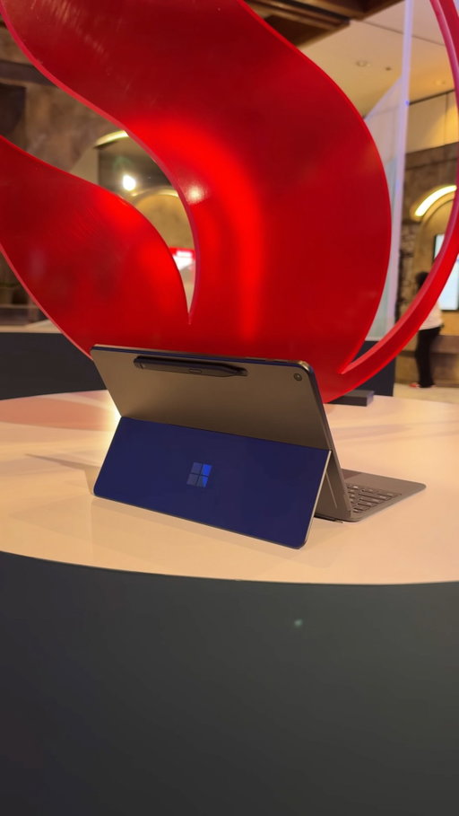 My office looked a little different last week 🌴

Teamed up with @surface to put the new 12-inch Surface Pro to work during my trip to​ Snapdragon Summit.​

From editing on the go to multitasking between projects, having something this portable that can still keep up with my workflow has been clutch.​

#SurfacePartner #SnapdragonSummit #tech​ @snapdragonofficial