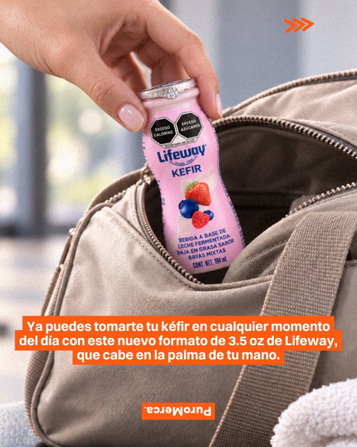 Pequeño en tamaño, no en probióticos. 🥛🥛🥛

Lifeway lanzó en México su nueva presentación de 3.5 oz, un formato individual pensado para llevar el kéfir a una forma mucho más práctica. 🥤

La presentación tiene 104 ml y conserva las 12 cepas de cultivos vivos y activos de la marca, ahora en dos sabores, fresa y frutos rojos. 🍓🫐

La idea es entrar en nuevas ocasiones de consumo, como el desayuno, el lunch o ese snack que aparece entre pendientes, que la neta sí salen, jaja. Todo en un formato fácil de guardar y llevar contigo. 🎒

Yyyyy detrás de este lanzamiento hay una historia que ya suma varias décadas…. Te contamos… Lifeway nació en 1986 en Estados Unidos y este año celebra 40 años desde su fundación que avalan su expertise en la elaboración de kéfir. ⭐🥣
En México, la marca llegó hace unos añitos, ahora cumple 11 años de presencia en el país, donde ha trabajado para que el kéfir deje de ser una categoría tan desconocida para el consumidor. 🇲🇽

Con esta nueva presentación, Lifeway busca acercar el kéfir a más momentos del día. Qué show, tú consumes el kéfir de Lifeway??? 🥄

📸: Lifeway México

#PuroMerca 🧡